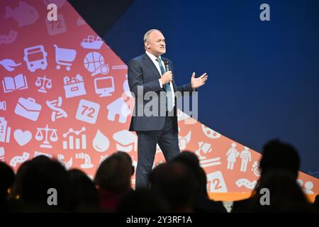 Brighton & Hove, Regno Unito. 14 settembre 2024. Leader dei liberaldemocratici, RT. Sir ed Davey, deputato, interviene alla conferenza il giorno di apertura della conferenza autunnale dei Liberal Democrat al Brighton Centre, Brighton & Hove, East Sussex, Regno Unito. Crediti: LFP/Alamy Live News Foto Stock