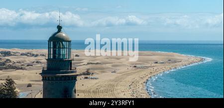 Vista aerea del faro di Maspalomas, Gran Canaria, Spagna. Il lungomare di Punta de Maspalomas è dominato da un faro alto 56 metri Foto Stock