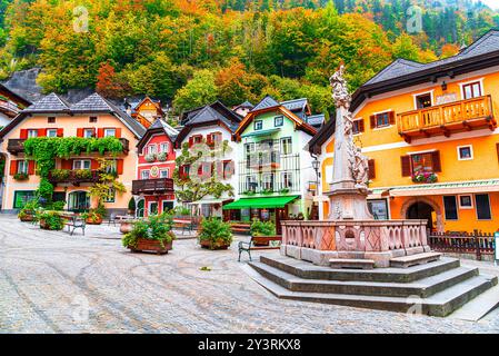 Hallstatt, Austria, regione di Salzkammergut: Vista mattutina del Marktplatz Hallstatt, villaggio panoramico nel famoso villaggio alpino dell'alta Austria Foto Stock