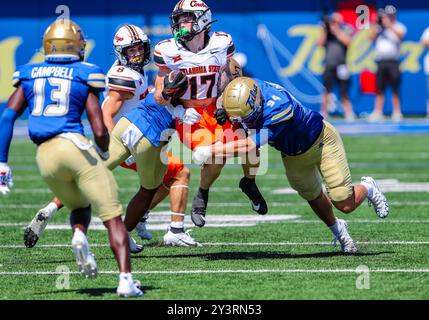 14 settembre 2024: Il wide receiver degli Oklahoma State Cowboys Gavin Freeman (17) viene placcato dal defensive end di Tulsa Golden Hurricane Justin Lohrenz (94) durante il secondo tempo della partita di football NCAA tra l'Oklahoma State University e l'Università di Tulsa al ha Chapman Stadium di Tulsa, OK. Ron Lane/CSM (immagine di credito: © Ron Lane/Cal Sport Media) Foto Stock