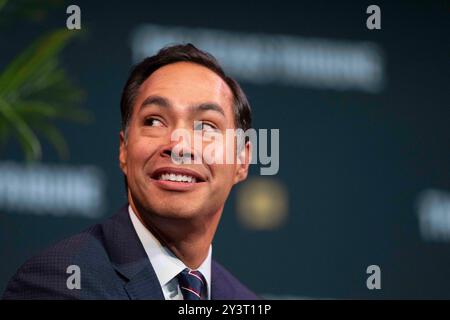 Austin Texas USA, 6 settembre 2024: L'ex Segretario degli Stati Uniti per l'edilizia abitativa e lo sviluppo urbano JULIAN CASTRO parla durante una tavola rotonda il secondo giorno al quattordicesimo festival annuale del Texas Tribune nel centro di Austin. Il festival riunisce politici e influenti leader di pensiero nel servizio pubblico per discutere gli eventi e le politiche attuali. Castro è attualmente a capo della Fondazione comunitaria Latino. ©Bob Daemmrich Foto Stock