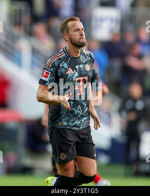 KIEL, GERMANIA - 14 SETTEMBRE: Harry Kane del Bayern Muenchen festeggia dopo aver segnato il quarto gol della sua squadra durante la partita di Bundesliga tra Holstein Kiel e FC Bayern München all'Holstein-Stadion il 14 settembre 2024 a Kiel, Germania. © diebilderwelt / Alamy Stock Foto Stock
