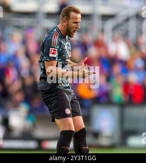 KIEL, GERMANIA - 14 SETTEMBRE: Harry Kane del Bayern Muenchen festeggia dopo aver segnato il quarto gol della sua squadra durante la partita di Bundesliga tra Holstein Kiel e FC Bayern München all'Holstein-Stadion il 14 settembre 2024 a Kiel, Germania. © diebilderwelt / Alamy Stock Foto Stock