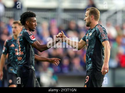 KIEL, GERMANIA - 14 SETTEMBRE: Harry Kane del Bayern Muenchen festeggia con Kingsley Coman del Bayern Muenchen dopo aver segnato il suo quarto gol durante la partita di Bundesliga tra Holstein Kiel e FC Bayern München all'Holstein-Stadion il 14 settembre 2024 a Kiel, Germania. © diebilderwelt / Alamy Stock Foto Stock