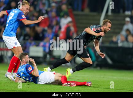 KIEL, GERMANIA - 14 SETTEMBRE: Carl Johansson dell'Holstein Kiel, Harry Kane del Bayern Muenchen durante la partita di Bundesliga tra Holstein Kiel e FC Bayern München all'Holstein-Stadion il 14 settembre 2024 a Kiel, Germania. © diebilderwelt / Alamy Stock Foto Stock