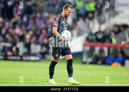 KIEL, GERMANIA - 14 SETTEMBRE: Harry Kane del Bayern Muenchen rigore di tiro durante la partita di Bundesliga tra Holstein Kiel e FC Bayern München all'Holstein-Stadion il 14 settembre 2024 a Kiel, Germania. © diebilderwelt / Alamy Stock Foto Stock
