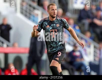 KIEL, GERMANIA - 14 SETTEMBRE: Harry Kane del Bayern Muenchen durante la partita di Bundesliga tra Holstein Kiel e FC Bayern München all'Holstein-Stadion il 14 settembre 2024 a Kiel, Germania. © diebilderwelt / Alamy Stock Foto Stock