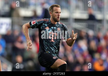 KIEL, GERMANIA - 14 SETTEMBRE: Harry Kane del Bayern Muenchen festeggia dopo aver segnato il quarto gol della sua squadra durante la partita di Bundesliga tra Holstein Kiel e FC Bayern München all'Holstein-Stadion il 14 settembre 2024 a Kiel, Germania. © diebilderwelt / Alamy Stock Foto Stock