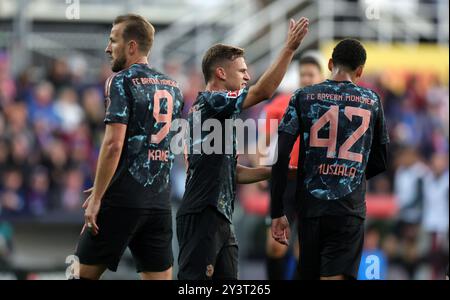 KIEL, GERMANIA - 14 SETTEMBRE: Harry Kane del Bayern Muenchen, Joshua Kimmich del Bayern Muenchen , Jamal Musiala del Bayern Muenchen durante la partita di Bundesliga tra Holstein Kiel e FC Bayern München all'Holstein-Stadion il 14 settembre 2024 a Kiel, Germania. © diebilderwelt / Alamy Stock Foto Stock