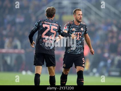 KIEL, GERMANIA - 14 SETTEMBRE: Harry Kane del Bayern Muenchen con Thomas Mueller del Bayern Muenchen durante la partita di Bundesliga tra Holstein Kiel e FC Bayern München all'Holstein-Stadion il 14 settembre 2024 a Kiel, Germania. © diebilderwelt / Alamy Stock Foto Stock