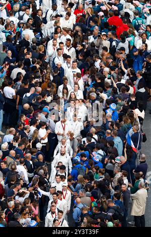 Parigi, Francia. 14 settembre 2024. Gli atleti francesi che hanno partecipato alla parata delle Olimpiadi e delle Paralimpiadi 2024 lungo gli Champs-Elysees, a Parigi, in Francia, 14 settembre 2024. Foto di Gonzalo Fuentes/Pool/ABACAPRESS. COM credito: Abaca Press/Alamy Live News Foto Stock