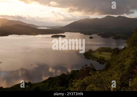 Derwent Water a Skiddaw dalla sorpresa, Borrowdale, Lake District, Cumbria, Inghilterra Foto Stock