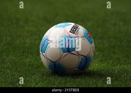 Friburgo, Germania. 14 settembre 2024. DERBYSTAR, der Spielball der Fußball-Bundesliga LE NORMATIVE DFL VIETANO QUALSIASI USO DI FOTOGRAFIE COME SEQUENZE DI IMMAGINI E/O QUASI-VIDEONann credito: dpa/Alamy Live News Foto Stock