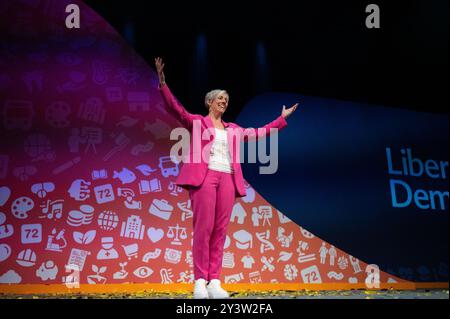 Brighton, Regno Unito. 14 settembre 2024. Il vice leader dei liberali democratici Daisy Cooper ha visto sul palco durante la conferenza. I liberaldemocratici, il terzo partito più grande del Regno Unito, si riuniscono a Brighton per la loro Conferenza d'autunno. Crediti: David Tramontan / Alamy Live News Foto Stock
