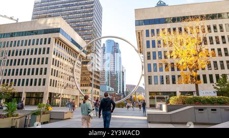 L'opera d'arte Ring nel centro di Montreal. Grande struttura circolare in acciaio all'entrata principale dell'Esplanade di Place Ville Marie. Montreal, QC Canada 10,22 Foto Stock