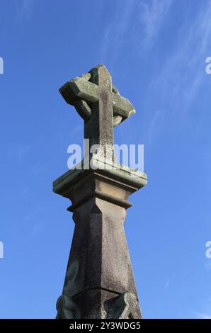 Statua di una croce celtica sullo sfondo blu del cielo Foto Stock