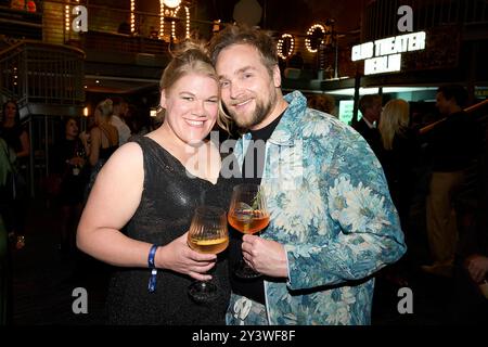 Verleihung Deutscher Schauspielpreis 2024 Gisa Flake mit Freund Knud Riepen bei der Verleihung Deutscher Schauspielpreis 2024 im Club Theater Berlin. 13.09.2024 *** cerimonia del German Acting Award 2024 Gisa Flake con l'amico Knud Riepen alla cerimonia del German Acting Award 2024 al Club Theater Berlin 13 09 2024 Copyright: XEventpressx/xSaschaxRadkex Foto Stock