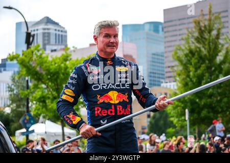 Minneapolis, Minnesota, Stati Uniti. 14 settembre 2024. DAVID COULTHARD, ex pilota scozzese di Formula 1, guarda al Red Bull Show Run 2024, che si tiene sulla 4th Street nel centro di Minneapolis, Minnesota. (Immagine di credito: © Steven Garcia/ZUMA Press Wire) SOLO PER USO EDITORIALE! Non per USO commerciale! Foto Stock