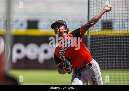 HERMOSILLO, MESSICO - 14 SETTEMBRE: Oswaldo Pacheco lanciatore Crespo in bullpen, durante una sessione di allenamento davanti alla Liga ARCO Mexicana del Pacifico 2024-2025 allo stadio Fernando Valenzuela il 14 settembre 2024 a Hermosillo, Messico. (Foto di Luis Gutierrez/Norte Photo) Foto Stock
