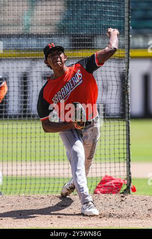 HERMOSILLO, MESSICO - 14 SETTEMBRE: Oswaldo Pacheco lanciatore Crespo in bullpen, durante una sessione di allenamento davanti alla Liga ARCO Mexicana del Pacifico 2024-2025 allo stadio Fernando Valenzuela il 14 settembre 2024 a Hermosillo, Messico. (Foto di Luis Gutierrez/Norte Photo) Foto Stock
