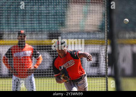 HERMOSILLO, MESSICO - 14 SETTEMBRE: Oswaldo Pacheco lanciatore Crespo in bullpen, durante una sessione di allenamento davanti alla Liga ARCO Mexicana del Pacifico 2024-2025 allo stadio Fernando Valenzuela il 14 settembre 2024 a Hermosillo, Messico. (Foto di Luis Gutierrez/Norte Photo) Foto Stock