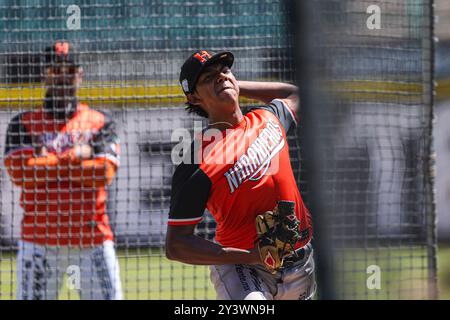 HERMOSILLO, MESSICO - 14 SETTEMBRE: Oswaldo Pacheco lanciatore Crespo in bullpen, durante una sessione di allenamento davanti alla Liga ARCO Mexicana del Pacifico 2024-2025 allo stadio Fernando Valenzuela il 14 settembre 2024 a Hermosillo, Messico. (Foto di Luis Gutierrez/Norte Photo) Foto Stock