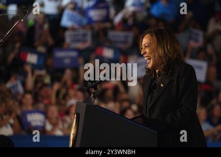 Chicago, Illinois, Stati Uniti. 13 settembre 2024. Il Vicepresidente KAMALA HARRIS tiene un discorso ad una manifestazione a Wilkes barre, Pennsylvania, a meno di due mesi prima delle elezioni presidenziali. (Immagine di credito: © Laura Brett/ZUMA Press Wire) SOLO PER USO EDITORIALE! Non per USO commerciale! Foto Stock