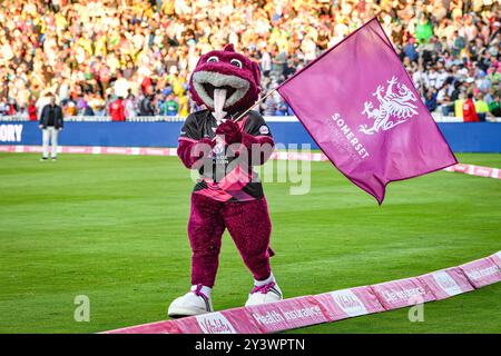 Edgbaston, Birmingham, Regno Unito. 14 settembre 2024. Vitality Blast T20 League Cricket Finals Day; Final, Gloucester, Somerset; mascotte Somerset Stumpy the Wyvern Credit: Action Plus Sports/Alamy Live News Foto Stock