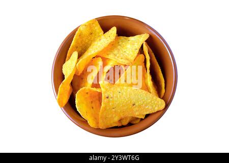 Patatine croccanti di nachos per tortilla di mais poste in una ciotola di ceramica isolata su sfondo bianco. Vista dall'alto Foto Stock