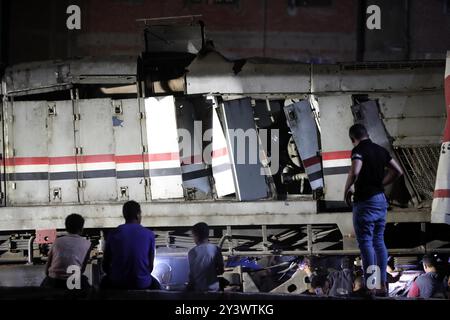 Sharqiya, Egitto. 14 settembre 2024. Le persone si riuniscono sul luogo di un incidente di due treni nella provincia di Sharqiya, Egitto, 14 settembre 2024. Almeno tre persone sono rimaste uccise e altre 49 sono rimaste ferite sabato in una collisione a due treni nella provincia di Sharqiya a nord della capitale egiziana il Cairo, secondo il Ministero della salute egiziano. Crediti: Ahmed Gomaa/Xinhua/Alamy Live News Foto Stock