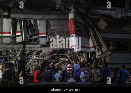 Sharqiya, Egitto. 14 settembre 2024. Le persone si riuniscono sul luogo di un incidente di due treni nella provincia di Sharqiya, Egitto, 14 settembre 2024. Almeno tre persone sono rimaste uccise e altre 49 sono rimaste ferite sabato in una collisione a due treni nella provincia di Sharqiya a nord della capitale egiziana il Cairo, secondo il Ministero della salute egiziano. Crediti: Ahmed Gomaa/Xinhua/Alamy Live News Foto Stock