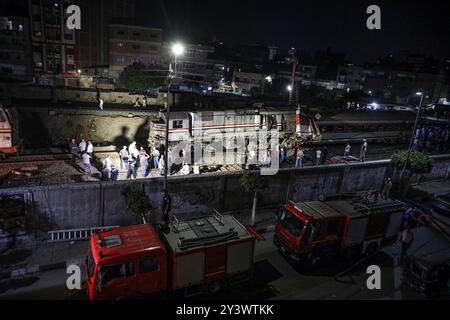 Sharqiya, Egitto. 14 settembre 2024. Le persone si riuniscono sul luogo di un incidente di due treni nella provincia di Sharqiya, Egitto, 14 settembre 2024. Almeno tre persone sono rimaste uccise e altre 49 sono rimaste ferite sabato in una collisione a due treni nella provincia di Sharqiya a nord della capitale egiziana il Cairo, secondo il Ministero della salute egiziano. Crediti: Ahmed Gomaa/Xinhua/Alamy Live News Foto Stock