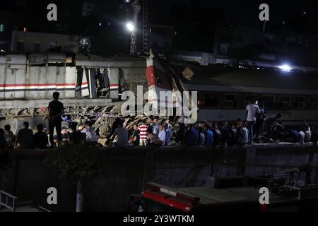 Sharqiya, Egitto. 14 settembre 2024. Le persone si riuniscono sul luogo di un incidente di due treni nella provincia di Sharqiya, Egitto, 14 settembre 2024. Almeno tre persone sono rimaste uccise e altre 49 sono rimaste ferite sabato in una collisione a due treni nella provincia di Sharqiya a nord della capitale egiziana il Cairo, secondo il Ministero della salute egiziano. Crediti: Ahmed Gomaa/Xinhua/Alamy Live News Foto Stock