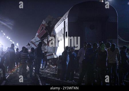 Sharqiya, Egitto. 14 settembre 2024. Le persone si riuniscono sul luogo di un incidente di due treni nella provincia di Sharqiya, Egitto, 14 settembre 2024. Almeno tre persone sono rimaste uccise e altre 49 sono rimaste ferite sabato in una collisione a due treni nella provincia di Sharqiya a nord della capitale egiziana il Cairo, secondo il Ministero della salute egiziano. Crediti: Ahmed Gomaa/Xinhua/Alamy Live News Foto Stock