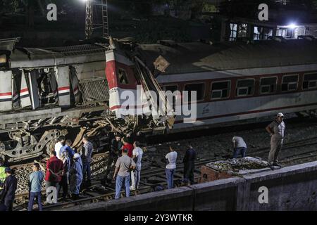 Sharqiya, Egitto. 14 settembre 2024. Le persone si riuniscono sul luogo di un incidente di due treni nella provincia di Sharqiya, Egitto, 14 settembre 2024. Almeno tre persone sono rimaste uccise e altre 49 sono rimaste ferite sabato in una collisione a due treni nella provincia di Sharqiya a nord della capitale egiziana il Cairo, secondo il Ministero della salute egiziano. Crediti: Ahmed Gomaa/Xinhua/Alamy Live News Foto Stock