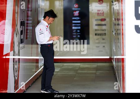 Circuito cittadino di Baku, Baku, Azerbaigian. 13 settembre 2024. Formula 1 Azerbaijan Grand Prix 2024; giornata di prove libere; il direttore del team Haas Ayao Komatsu controlla il suo telefono credito: Action Plus Sports/Alamy Live News Foto Stock