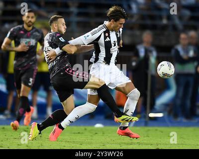 Empoli, Italia. 14 settembre 2024. Dusan Vlahovic (R) della Juventus sfida con Ardian Ismajli di Empoli durante una partita di serie A tra Empoli e Juventus a Empoli, in Italia, 14 settembre 2024. Crediti: Federico Tardito/Xinhua/Alamy Live News Foto Stock