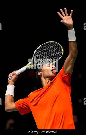 AO Arena, Manchester, Regno Unito. 12 settembre 2024. Finali della Coppa Davis, fase a gironi, gruppo D giorno 3; Felix Auger-Aliassime of Canada serve credito: Action Plus Sports/Alamy Live News Foto Stock