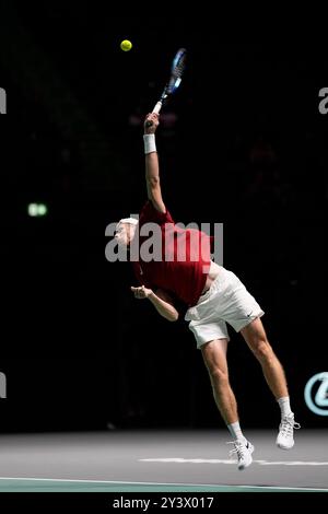 AO Arena, Manchester, Regno Unito. 12 settembre 2024. Finali della Coppa Davis, fase a gironi, gruppo D giorno 3; Denis Shapovalov del Canada va a servire credito: Action Plus Sports/Alamy Live News Foto Stock