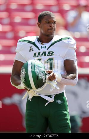 14 settembre 2024: Il defensive lineman dell'Alabama Birmingham, l'LD Cox n. 11, si toglie il casco per un po' d'aria mentre si riscalda. Arkansas sconfisse UAB 37-27 a Fayetteville, AR. Richey Miller/CSM(immagine di credito: © Richey Miller/Cal Sport Media) Foto Stock