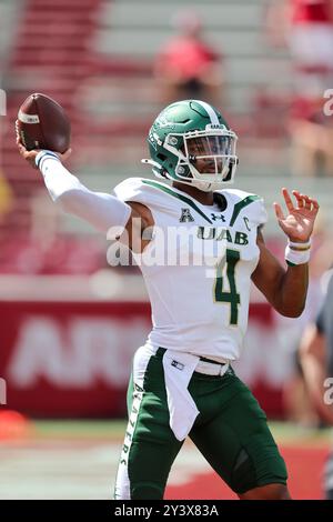 14 settembre 2024: Jacob Zeno #4 QB per Alabama Birmingham si prepara a rilasciare la palla sul campo. Arkansas sconfisse UAB 37-27 a Fayetteville, AR. Richey Miller/CSM Foto Stock