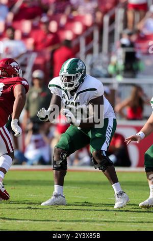 14 settembre 2024: Quez Yates #71, l'offensive lineman dell'Alabama Birmingham, viene messo in protezione dei passaggi lungo la linea. Arkansas sconfisse UAB 37-27 a Fayetteville, AR. Richey Miller/CSM(immagine di credito: © Richey Miller/Cal Sport Media) Foto Stock