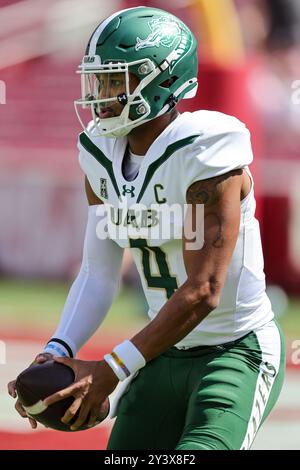 14 settembre 2024: Jacob Zeno #4 Alabama Birmingham QB prende la palla dopo aver ricevuto lo snap. Arkansas sconfisse UAB 37-27 a Fayetteville, AR. Richey Miller/CSM Foto Stock