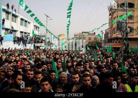 Gaza, Palestina. 13 dicembre 2019. Il movimento di resistenza islamica palestinese di Hamas tiene una manifestazione per celebrare il 32° anniversario della sua fondazione, nel campo profughi di Jabalia nella Striscia di Gaza settentrionale. Fathi Hamad, membro dell'ufficio politico di Hamas, ha tenuto un discorso all'evento, intitolato "con il bordo della spada abbiamo eliminato la falsità”. Hamas è stata fondata nel dicembre 1987 dal suo defunto leader, lo sceicco Ahmed Yassin. Hamas vinse le elezioni legislative palestinesi del 2006 e assunse il controllo amministrativo di Gaza nel giugno 2007 Foto Stock