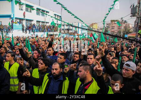 Gaza, Palestina. 13 dicembre 2019. Il movimento di resistenza islamica palestinese di Hamas tiene una manifestazione per celebrare il 32° anniversario della sua fondazione, nel campo profughi di Jabalia nella Striscia di Gaza settentrionale. Fathi Hamad, membro dell'ufficio politico di Hamas, ha tenuto un discorso all'evento, intitolato "con il bordo della spada abbiamo eliminato la falsità”. Hamas è stata fondata nel dicembre 1987 dal suo defunto leader, lo sceicco Ahmed Yassin. Hamas vinse le elezioni legislative palestinesi del 2006 e assunse il controllo amministrativo di Gaza nel giugno 2007 Foto Stock