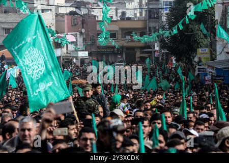 Gaza, Palestina. 13 dicembre 2019. Il movimento di resistenza islamica palestinese di Hamas tiene una manifestazione per celebrare il 32° anniversario della sua fondazione, nel campo profughi di Jabalia nella Striscia di Gaza settentrionale. Fathi Hamad, membro dell'ufficio politico di Hamas, ha tenuto un discorso all'evento, intitolato "con il bordo della spada abbiamo eliminato la falsità”. Hamas è stata fondata nel dicembre 1987 dal suo defunto leader, lo sceicco Ahmed Yassin. Hamas vinse le elezioni legislative palestinesi del 2006 e assunse il controllo amministrativo di Gaza nel giugno 2007 Foto Stock