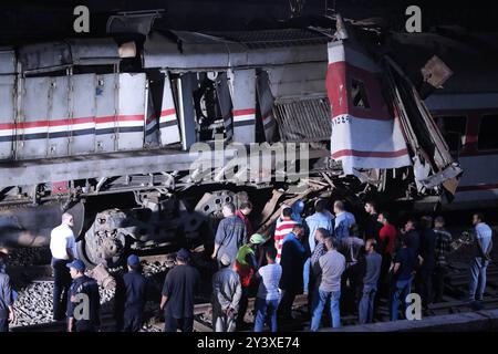 Pechino, Egitto. 14 settembre 2024. Le persone si riuniscono sul luogo di un incidente di due treni nella provincia di Sharqiya, Egitto, 14 settembre 2024. Almeno tre persone sono rimaste uccise e altre 49 sono rimaste ferite sabato in una collisione a due treni nella provincia di Sharqiya a nord della capitale egiziana il Cairo, secondo il Ministero della salute egiziano. Crediti: Ahmed Gomaa/Xinhua/Alamy Live News Foto Stock