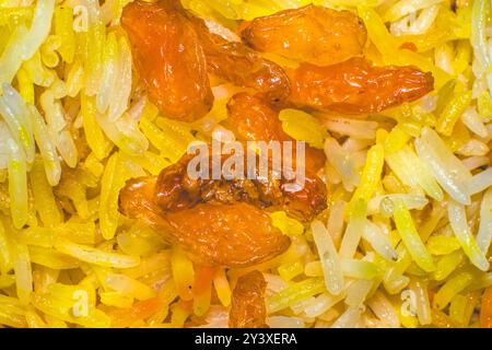 Foto macro di riso cosparso di uvetta. Cibo di adattamento indonesiano noto come "Nasi Kebuli" identico al riso Pilaf o Biryani dal centro Foto Stock
