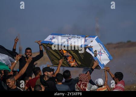 Gaza, Palestina. 1 novembre 2019. I manifestanti palestinesi si scontrano con le forze israeliane ad Abu Safya, nel nord della Striscia di Gaza, durante le manifestazioni di questo venerdì. Secondo il ministero della salute di Gaza decine di manifestanti sono stati feriti da proiettili vivi o colpi rivestiti di gomma e da gas lacrimogeni sparati dall’esercito israeliano nelle manifestazioni odierne lungo il confine tra Gaza e Israele. I palestinesi si erano riuniti in diverse località lungo il confine della Striscia di Gaza con Israele venerdì pomeriggio, nell’ambito delle grandi marce settimanali per il rimpatrio, chiedendo la revoca del rigido blocco israeliano di 12 anni a Gaza. Foto Stock