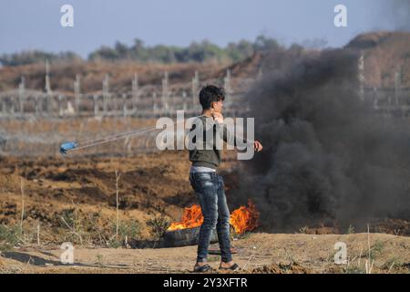 Gaza, Palestina. 1 novembre 2019. I manifestanti palestinesi si scontrano con le forze israeliane ad Abu Safya, nel nord della Striscia di Gaza, durante le manifestazioni di questo venerdì. Secondo il ministero della salute di Gaza decine di manifestanti sono stati feriti da proiettili vivi o colpi rivestiti di gomma e da gas lacrimogeni sparati dall’esercito israeliano nelle manifestazioni odierne lungo il confine tra Gaza e Israele. I palestinesi si erano riuniti in diverse località lungo il confine della Striscia di Gaza con Israele venerdì pomeriggio, nell’ambito delle grandi marce settimanali per il rimpatrio, chiedendo la revoca del rigido blocco israeliano di 12 anni a Gaza. Foto Stock